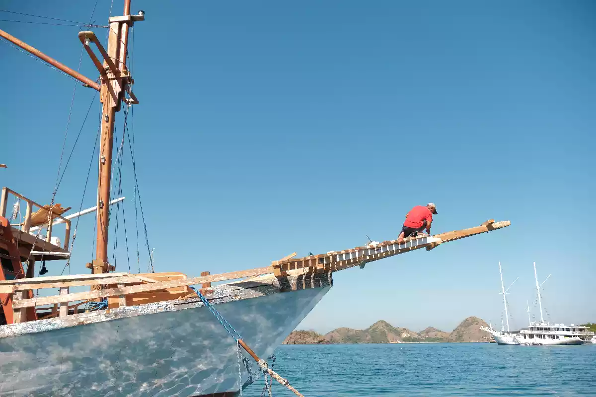 Masts and Rigging for New Phinisi: Makers, Materials, Loads